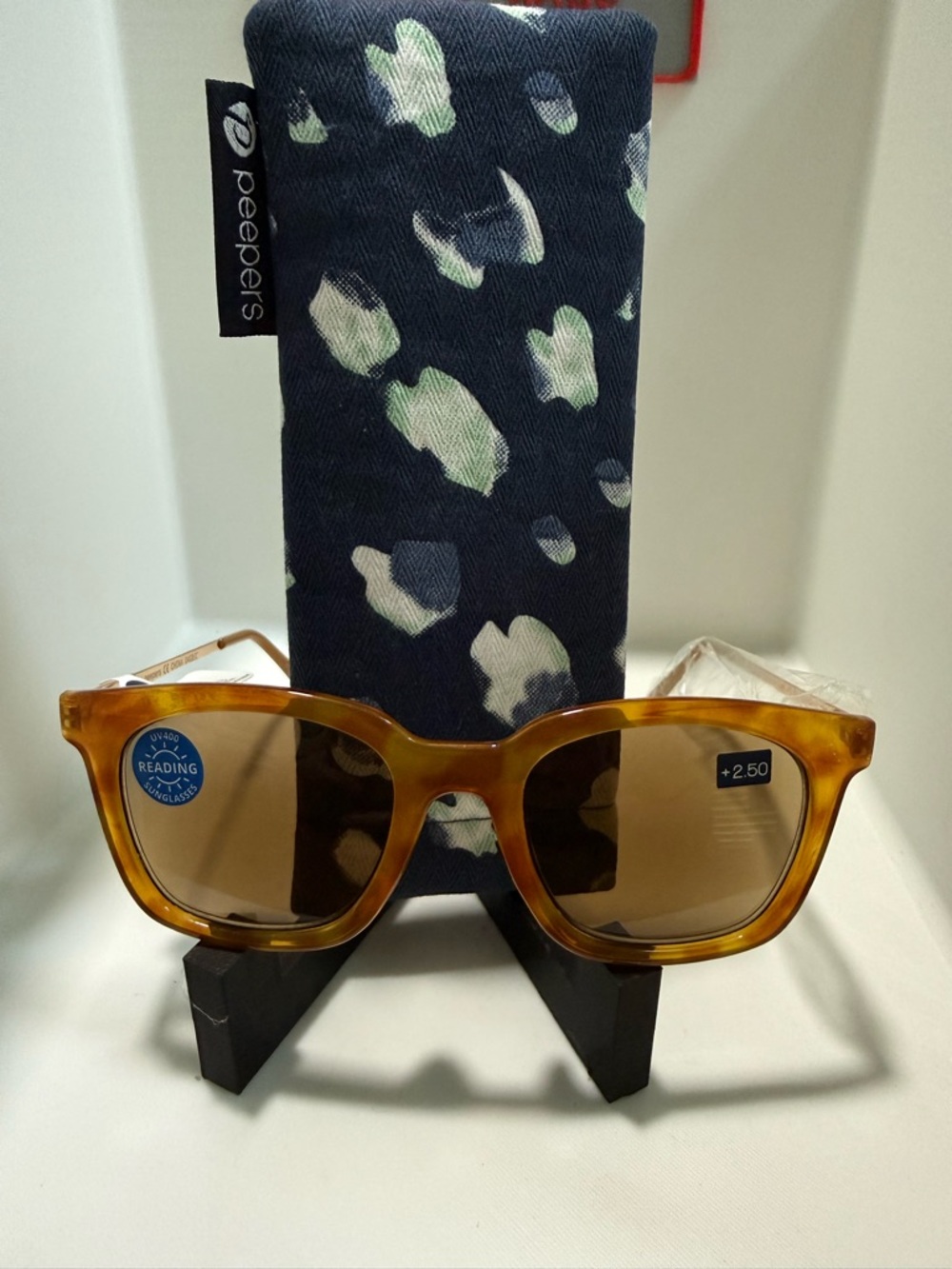 Peepers  Amber Reading Sunglasses +2.50 with Navy Floral Case